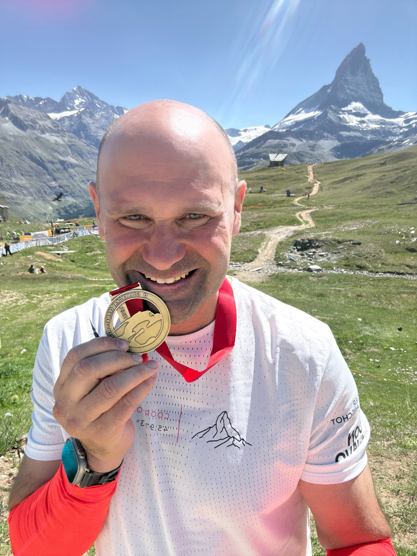 Nicolas Meeùs avec sa médaille de finisher face au Cervin