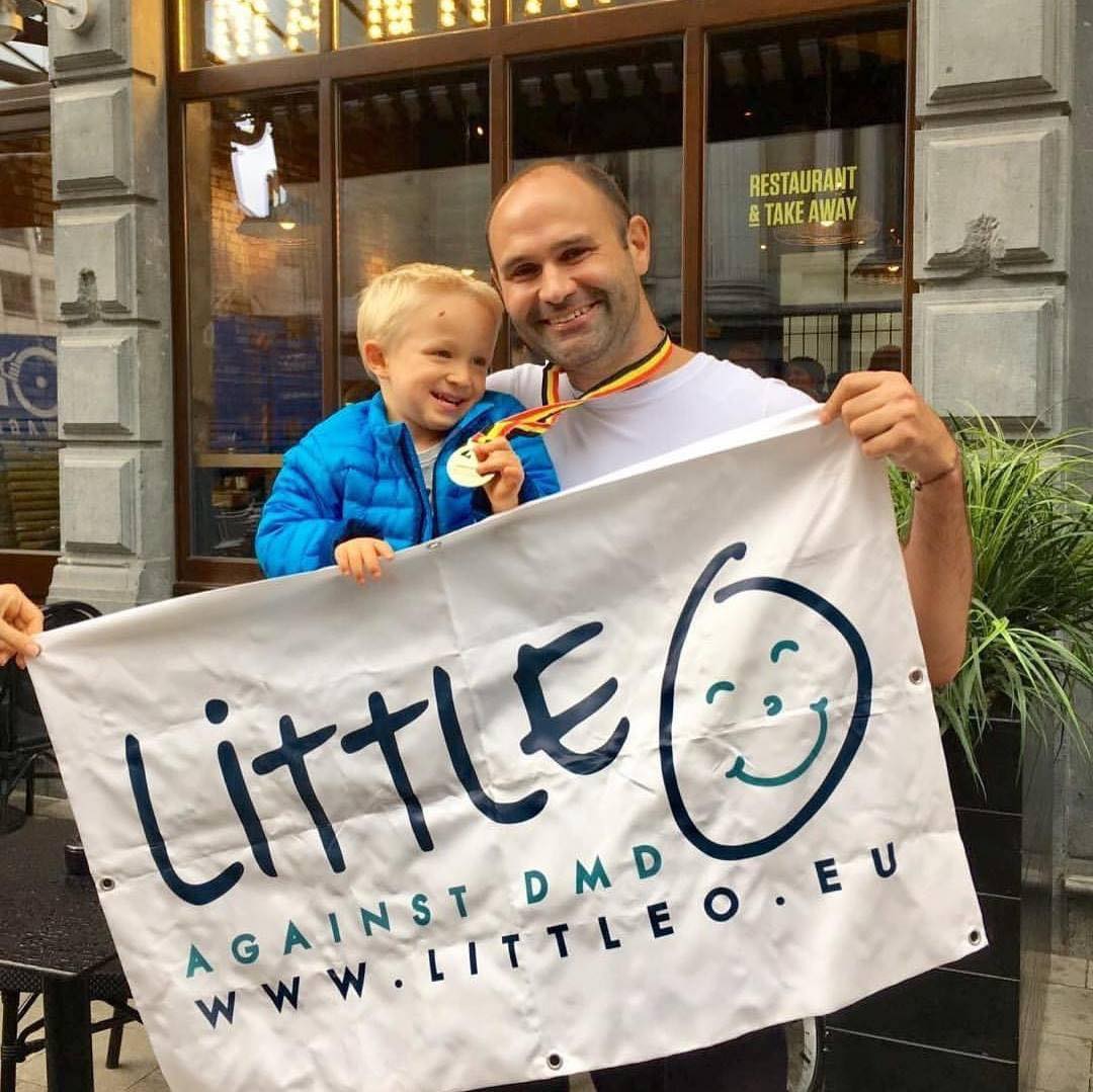 Oscar enfant et son oncle tenant le drapeau Little O against DMD, 2016