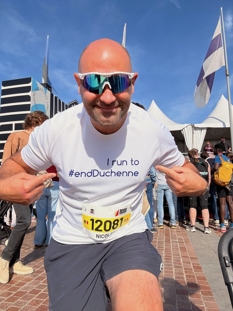 Au départ du semi de Nieuport, t-shirt I run to #endDuchenne